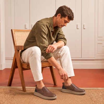 Mocasines hombre marrón marino elásticos Callaghan Terrain puestos en modelo