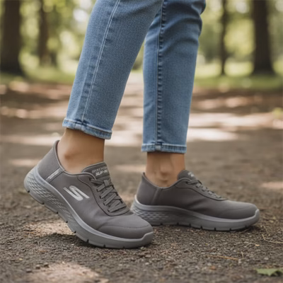 Deportiva mujer marrón Skechers detalle cordones