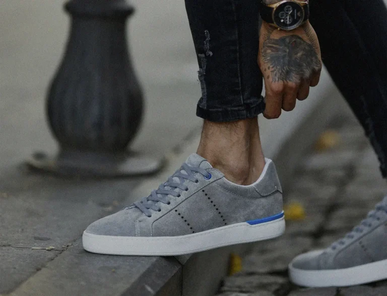 Deportiva de ante gris con suela blanca