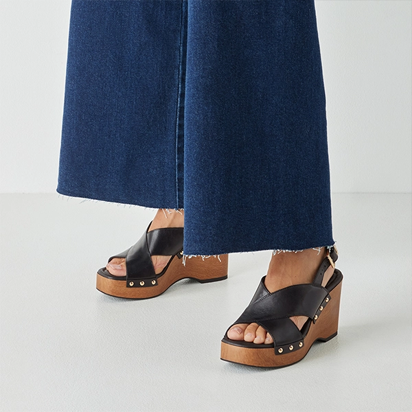 Sandalia Tamaris negra cuña alta - Imagen 2