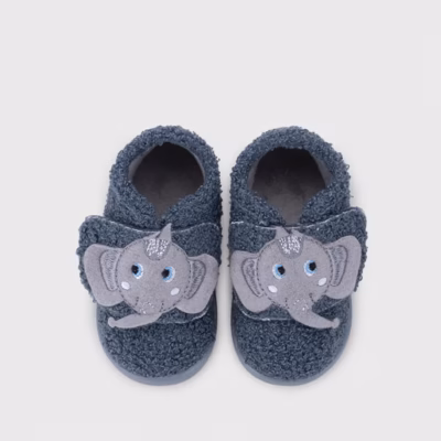Zapatillas de casa barefoot infantil azul elefante Igor puestas modelo