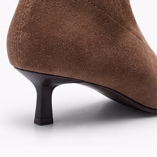 Botas altas mujer taupe microfibra elástica Isteria detalle tacón