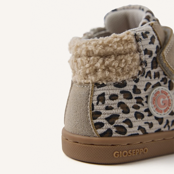 Botitas barefoot infantil Gioseppo leopardo borreguito vista trasera