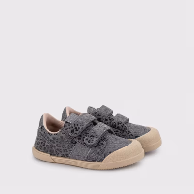 Zapatillas barefoot niña antracita leopardo Igor puestas modelo