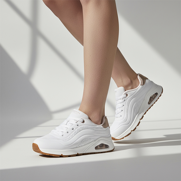 zapatilla deportiva nina blanca cordones Skechers detalle metalizado en el talon