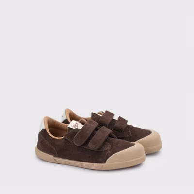 Zapatillas barefoot infantil marrón serraje Igor puestas modelo