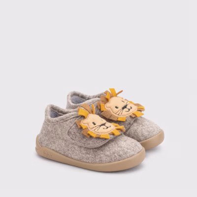 Zapatillas de casa barefoot infantil taupe león Igor puestas modelo