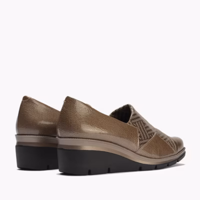 Mocasines Pitillos Topo Piel Cuña 5 cm Mujer vista trasera