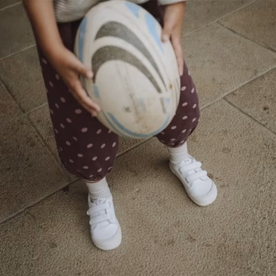 Zapatillas barefoot infantil blanco piel Igor puestas modelo