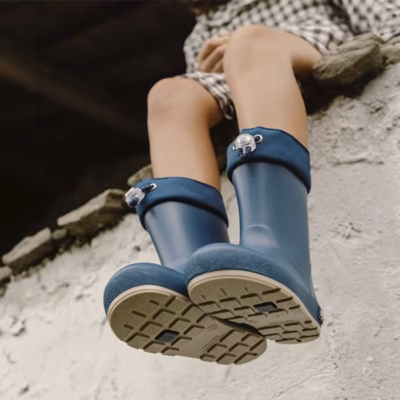 Botas de agua barefoot infantil marino Igor puestas modelo