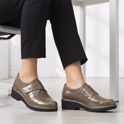 Zapatos cuña ancho especial Pitillos topo mujer detalle velcro