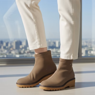 Botín casual mujer Viguera taupe licra puesto en modelo