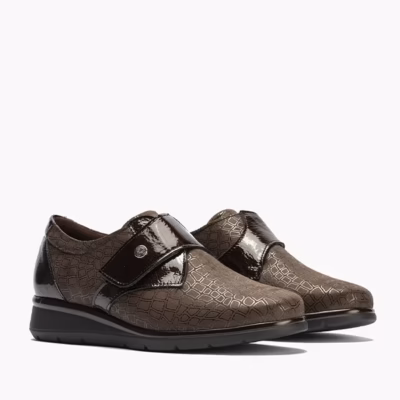 Zapatos cuña Pitillos marrón piel mujer detalle velcro