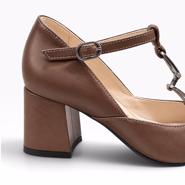 Zapatos vestir mujer taupe piel eslabones Patricia Miller detalle tacón y hebilla