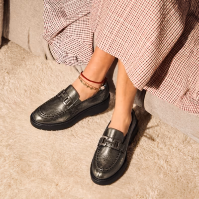 Mocasines mujer charol antracita cuña Doctor Cutillas puestos en modelo