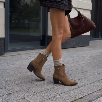 Botines cowboy mujer Carmela camel serraje puestos en modelo