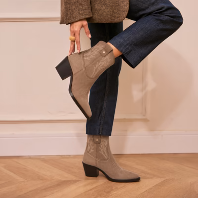 Botines camperos mujer Carmela taupe serraje puestos en modelo