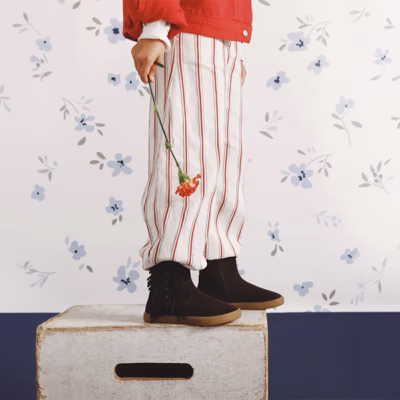 Botas barefoot niña marrón flecos Gioseppo puestas modelo