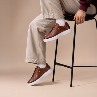 Zapatillas hombre café piel sin cordones Martinelli Hastings puestas modelo