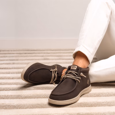 Botines hombre piel marrón cordones elásticos Hey Dude Wally Mid puestos en modelo
