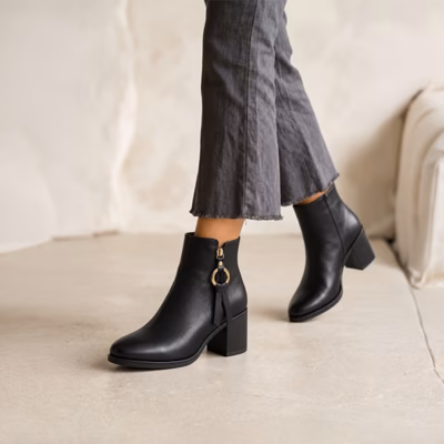 Botines mujer piel negra cremallera anilla dorada Regarde Le Ciel Taylor puestos en modelo